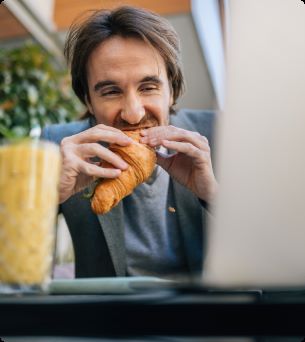 Man eet een croissant